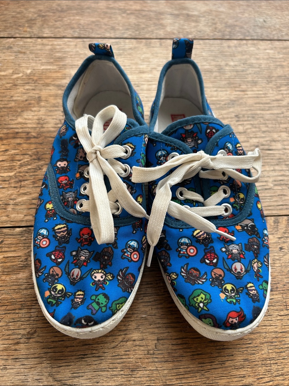 Marvel Avengers Chibi Blue Superhero Character Canvas Lace-Up Sneakers. Size 5.